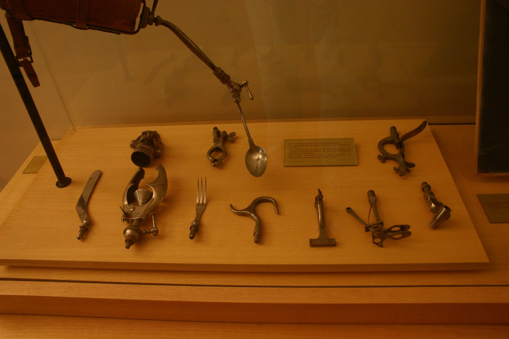 Prosthetic hand with interchangeable tools, Val-de-Grâce, Paris (113).JPG